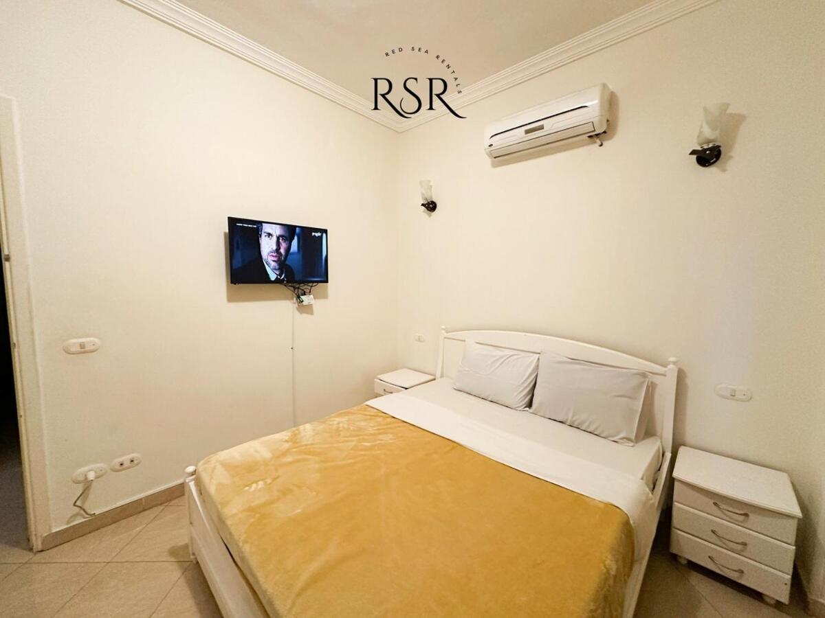 Apartament With A Private Roof , Pool , Garden